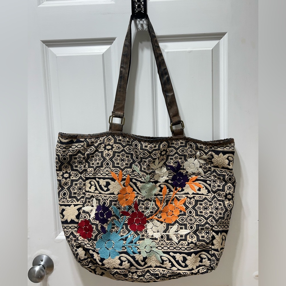 Kareena's Embroidered Floral Tote Bag - Multicolor
Pre-owned